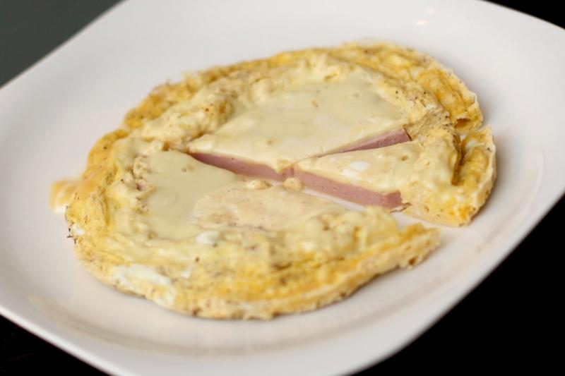 Leberkäse mit Ei und Käse (Low Carb) | FitnessFoodie.de