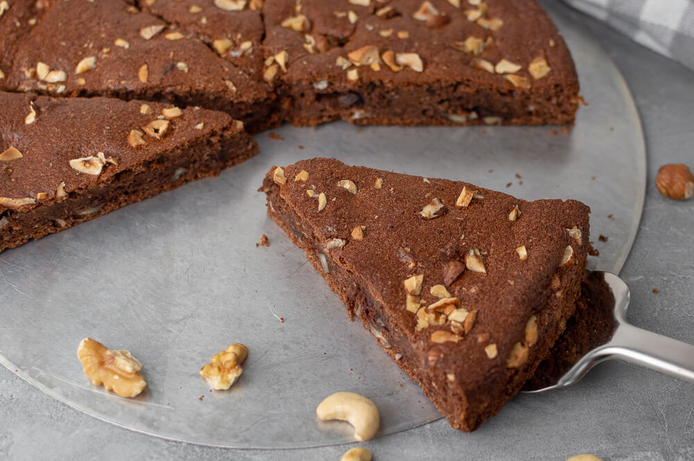 Low Carb Schokokuchen mit Nüssen (3 Zutaten) | FitnessFoodie.de