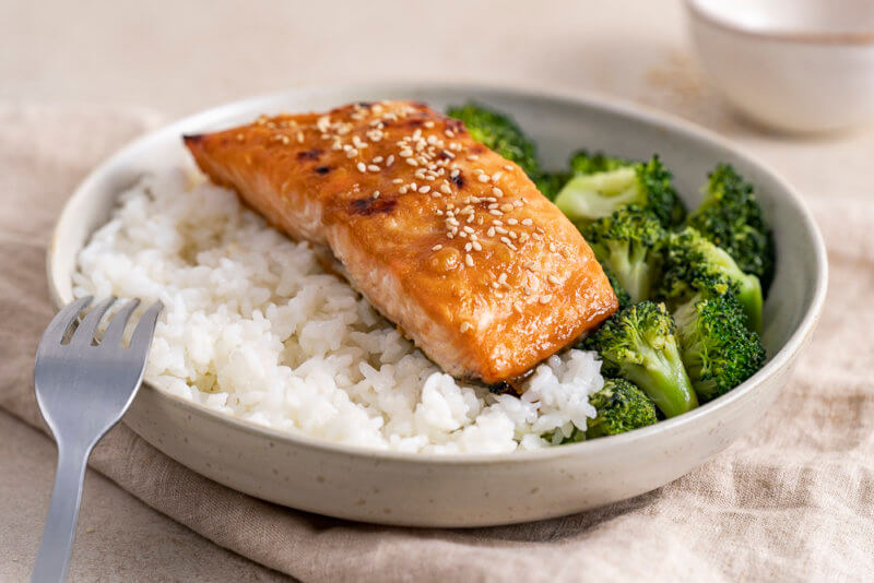 Miso-Lachs mit Brokkoli und Reis (High Protein) | FitnessFoodie.de