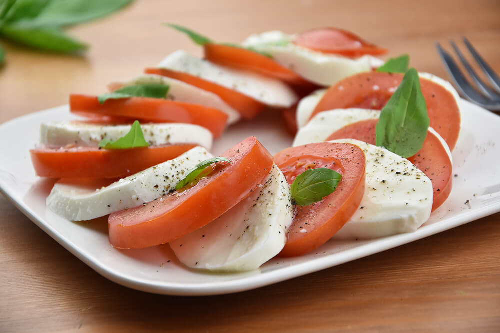 Proteinreicher Tomaten-Mozzarella-Salat (Caprese) | FitnessFoodie.de